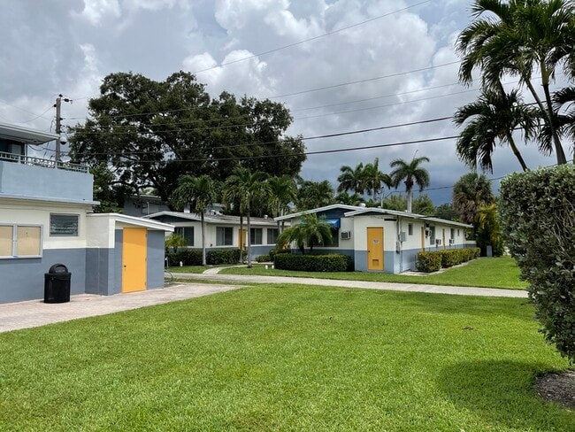 1642 NE 127th St in North Miami, FL - Foto de edificio - Building Photo