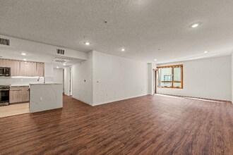 5240 Virginia Ave-Unit -121 in Los Angeles, CA - Building Photo - Building Photo