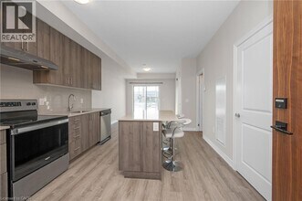 121 Hwy 8 in Stoney Creek, ON - Building Photo - Building Photo