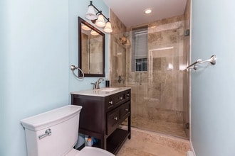 1253 Beacon St, Unit BB3 in Brookline, MA - Foto de edificio - Building Photo