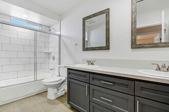 2437 Malabar St, Unit A in Los Angeles, CA - Building Photo - Building Photo