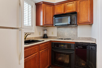 La Plaza Apartments - Fully Furnished in Metairie, LA - Building Photo - Building Photo