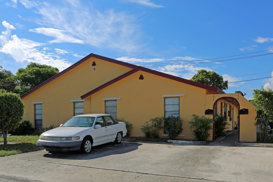 512-518 Malverne Rd in West Palm Beach, FL - Foto de edificio