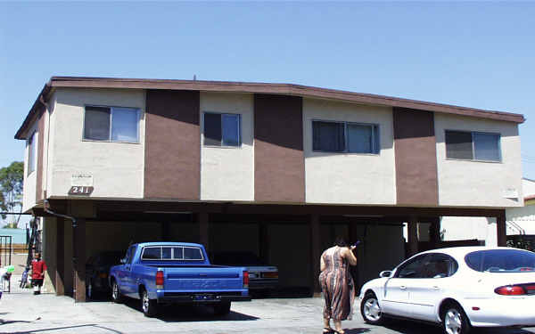 241 E Plymouth St in Long Beach, CA - Foto de edificio