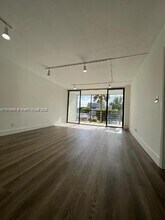 20500 W Country Club Dr in Miami, FL - Building Photo - Building Photo