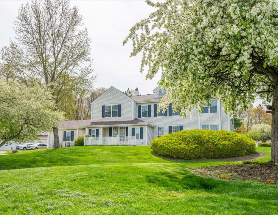 Grand Bay Apartments and Townhomes in Brecksville, OH - Foto de edificio