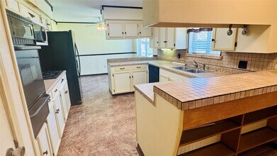 1607 Hartt Dr in Baytown, TX - Building Photo - Building Photo