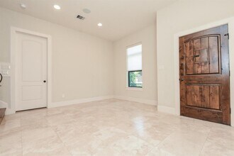 2052 W Main St in Houston, TX - Foto de edificio - Building Photo