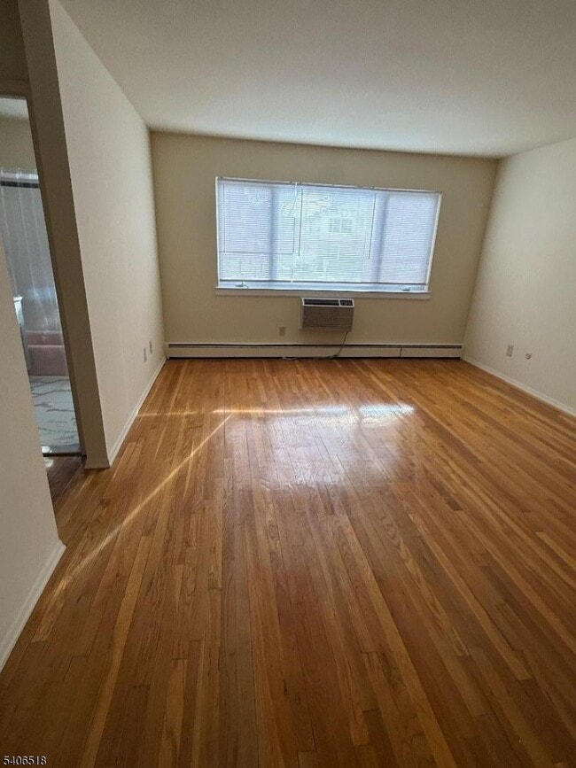 573 Broughton Ave in Bloomfield, NJ - Building Photo - Building Photo