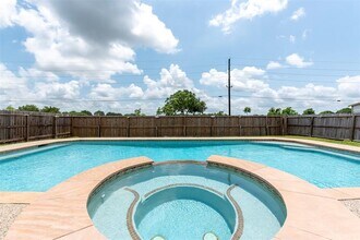 4026 Almond Lake Dr in Houston, TX - Building Photo - Building Photo