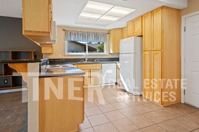 8224 Longden Cir in Citrus Heights, CA - Building Photo - Building Photo