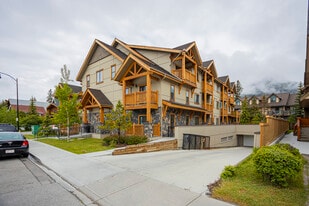 431 Marten St in Banff, AB - Building Photo