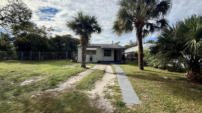 212 NW 8th Ave in Delray Beach, FL - Foto de edificio - Building Photo