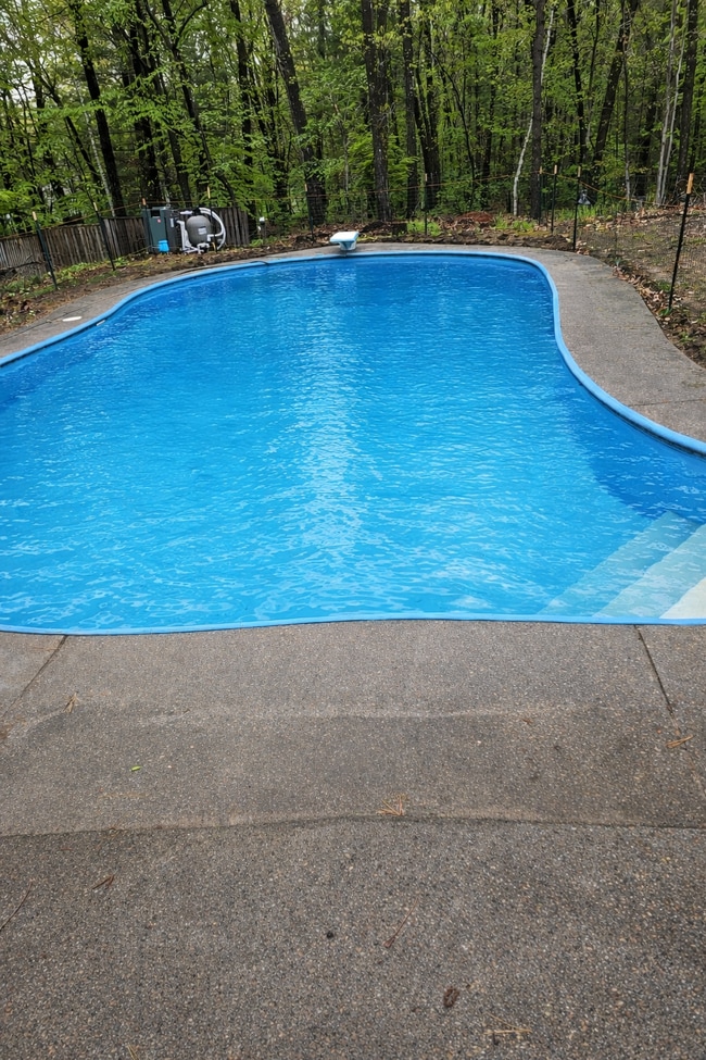 28 Revere Rd in Longmeadow, MA - Foto de edificio - Building Photo