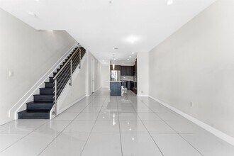 10220 NW 63rd Ter in Doral, FL - Building Photo - Building Photo