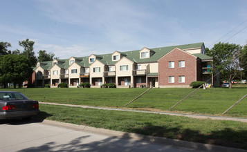 Center Oaks Apartments in Lincoln, NE - Building Photo - Building Photo