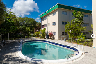 Seventeenth Green in Hallandale Beach, FL - Building Photo - Building Photo