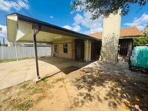 1004 Clark Blvd in Laredo, TX - Building Photo - Building Photo