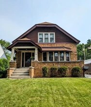 820 W Glendale Ave in Glendale, WI - Foto de edificio - Building Photo