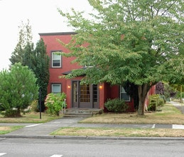 8204 N Peninsular Ave in Portland, OR - Foto de edificio - Building Photo