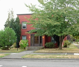 8204 N Peninsular Ave in Portland, OR - Building Photo - Building Photo