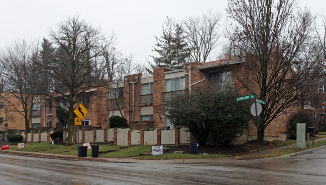 888 Van Dyke Ave in Cincinnati, OH - Foto de edificio - Building Photo