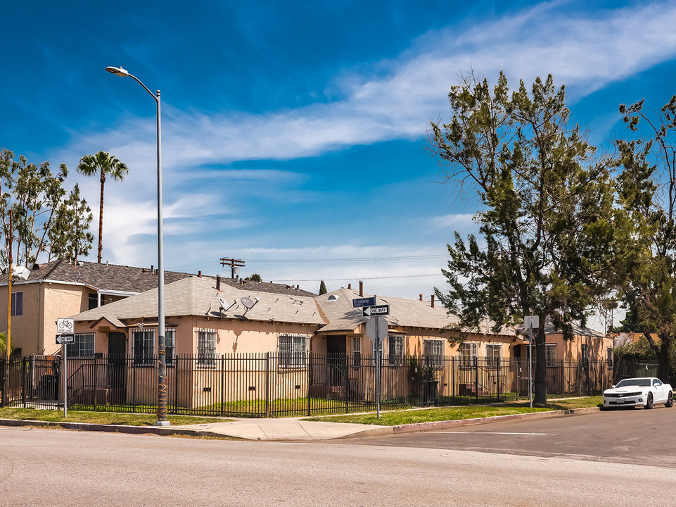 10224 S Broadway in Los Angeles, CA - Building Photo