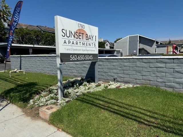 Sunset Bay I Apartments in Costa Mesa, CA - Foto de edificio - Building Photo