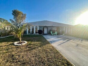 1252 SE 8th St, Unit 1252 in Cape Coral, FL - Foto de edificio - Building Photo