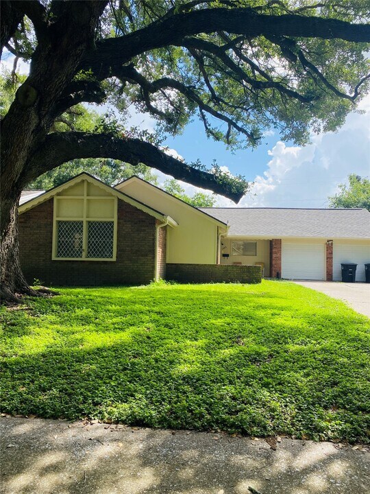 1503 Bayou Dr in Alvin, TX - Building Photo