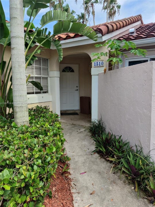 1510 Springside Dr in Weston, FL - Building Photo