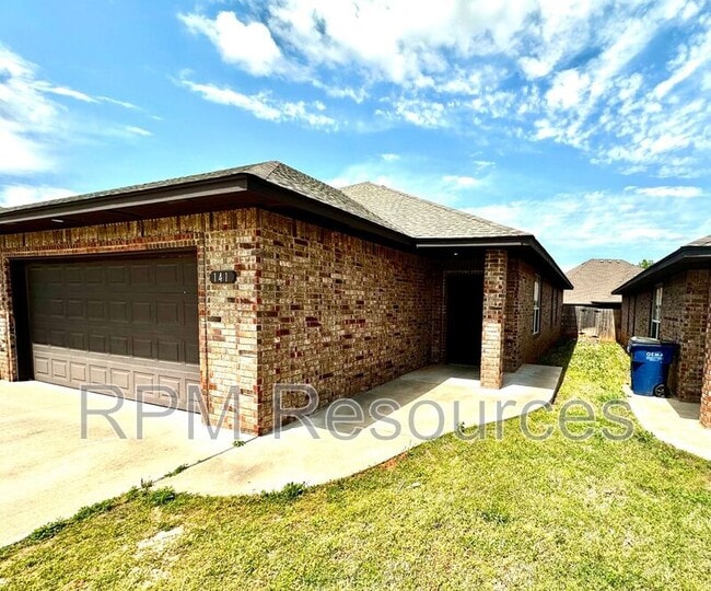 141 Bison Court Way in Mustang, OK - Foto de edificio - Building Photo