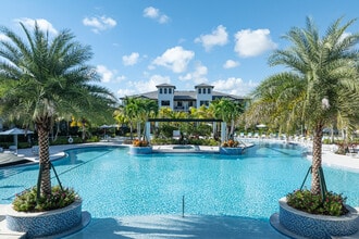 Town Hollywood in Hollywood, FL - Foto de edificio - Building Photo