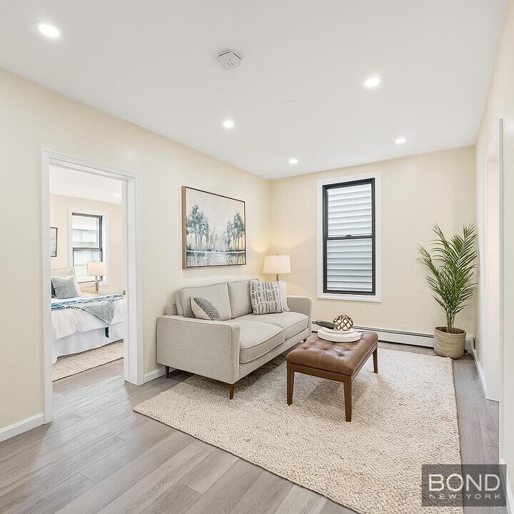 261 Manhattan Ave in Brooklyn, NY - Building Photo