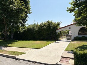 3366 N Mayfield Ave in San Bernardino, CA - Foto de edificio - Building Photo