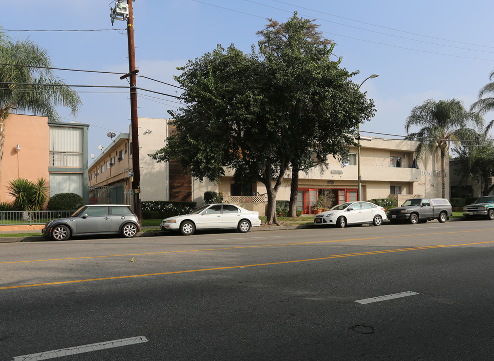 Montana Apartments in Van Nuys, CA - Building Photo