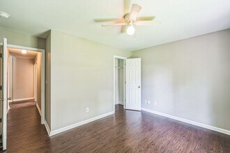 2045 Baker Rd NW in Atlanta, GA - Foto de edificio - Building Photo