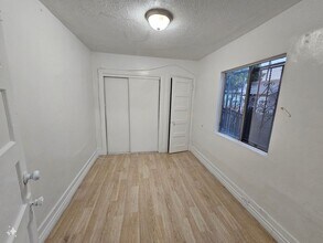 713 1/2 West 57th Street in Los Angeles, CA - Foto de edificio - Building Photo