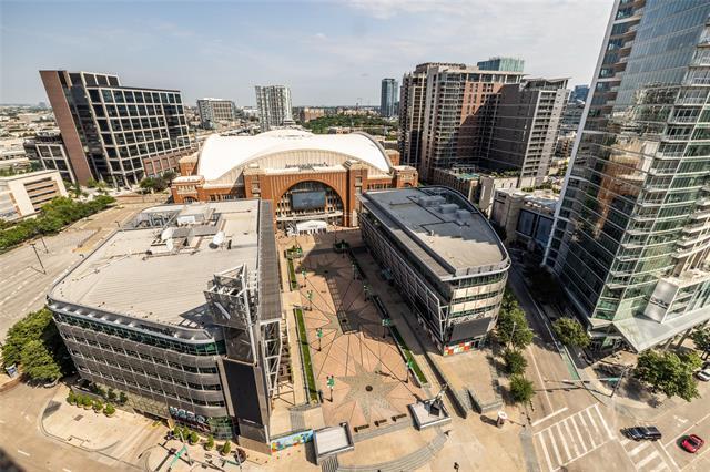 2430 Victory Park Ln in Dallas, TX - Foto de edificio