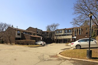 1-99 Spire Hillway in Toronto, ON - Building Photo - Building Photo