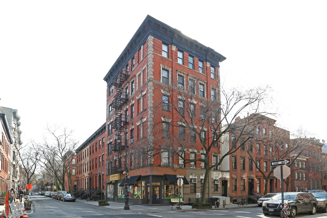 296-298 W 4th St in New York, NY - Building Photo