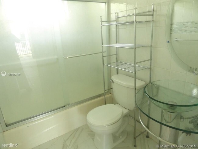 734 Meridian Ave in Miami Beach, FL - Foto de edificio - Building Photo