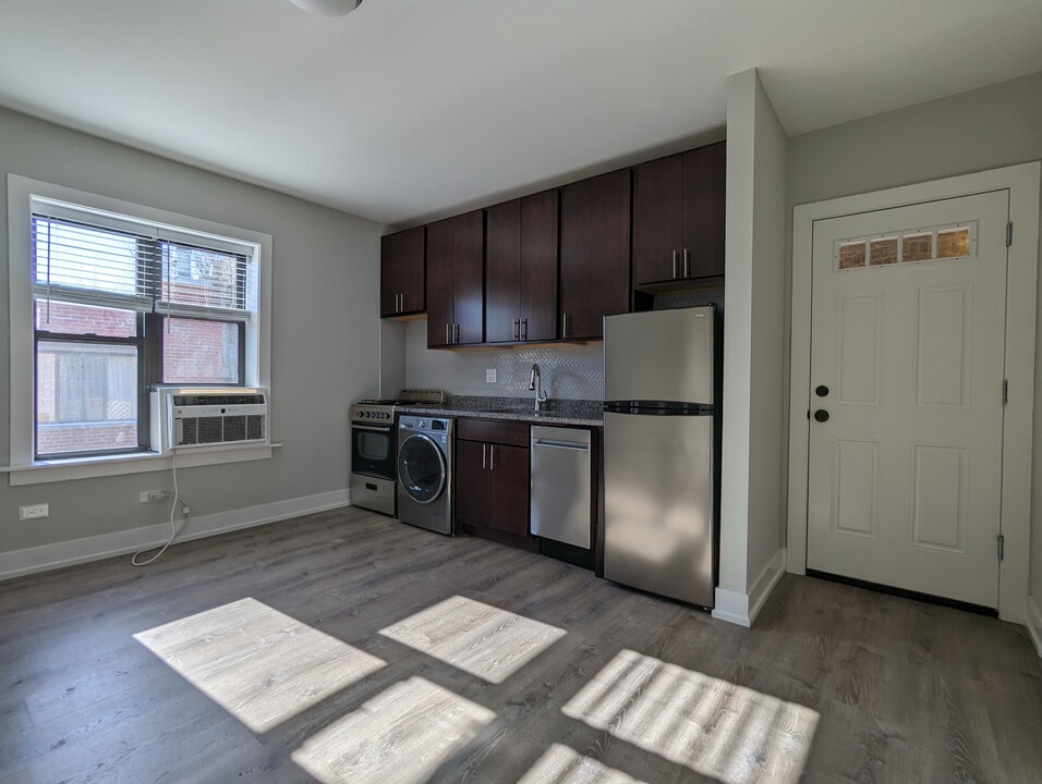 423 W Belden Ave, Unit B303 in Chicago, IL - Building Photo