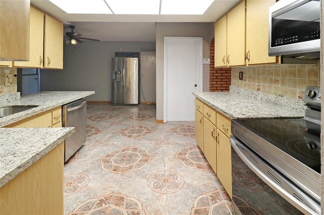 3241 NW 40th St in Lauderdale Lakes, FL - Building Photo - Building Photo