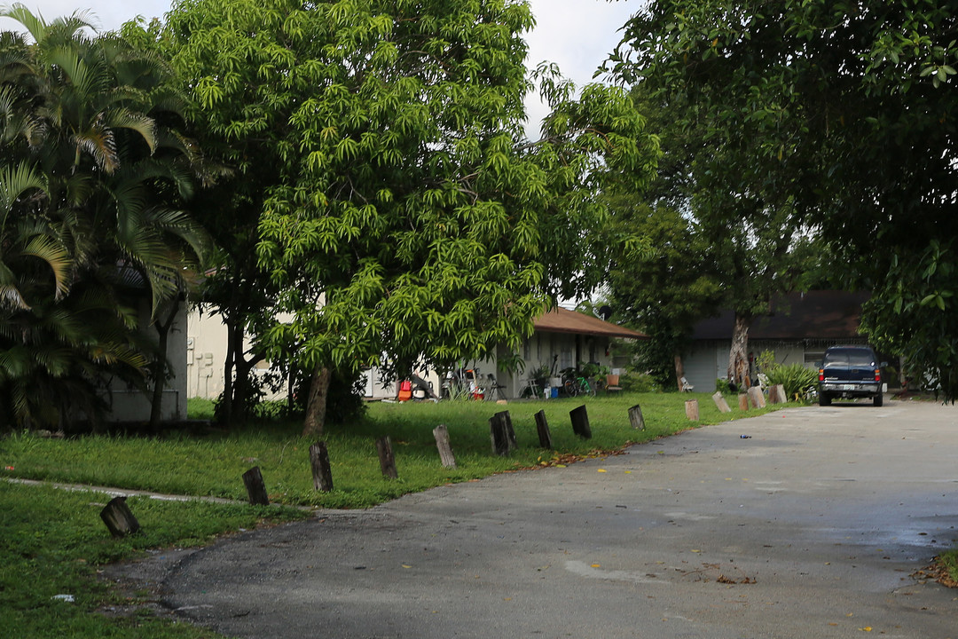 Belmont on Davis in Lake Worth, FL - Building Photo