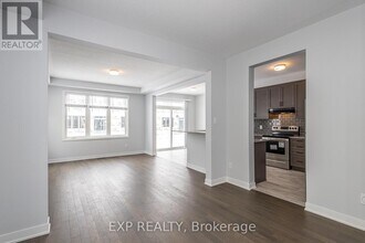 210 Ormiston Cres in Ottawa, ON - Building Photo - Building Photo