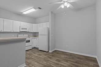 Creekside Village in Edmond, OK - Building Photo - Building Photo