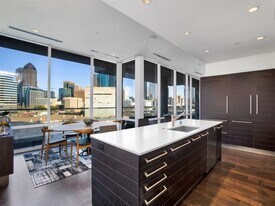 2408 Victory Park Ln in Dallas, TX - Building Photo