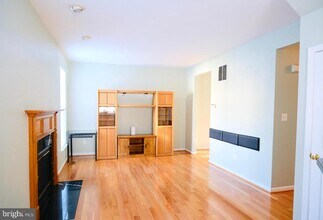 19504 Bowman Ridge Dr in Germantown, MD - Building Photo - Building Photo