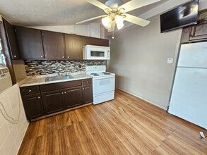 1050 Aheahe Ave in Wahiawa, HI - Building Photo - Building Photo